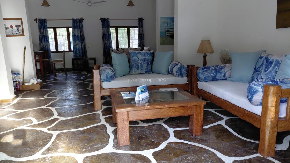 5 Bed Villa with En Suite in Watamu - 1