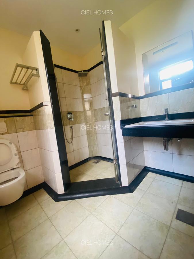 5 Bed Townhouse with En Suite in Lavington - 6