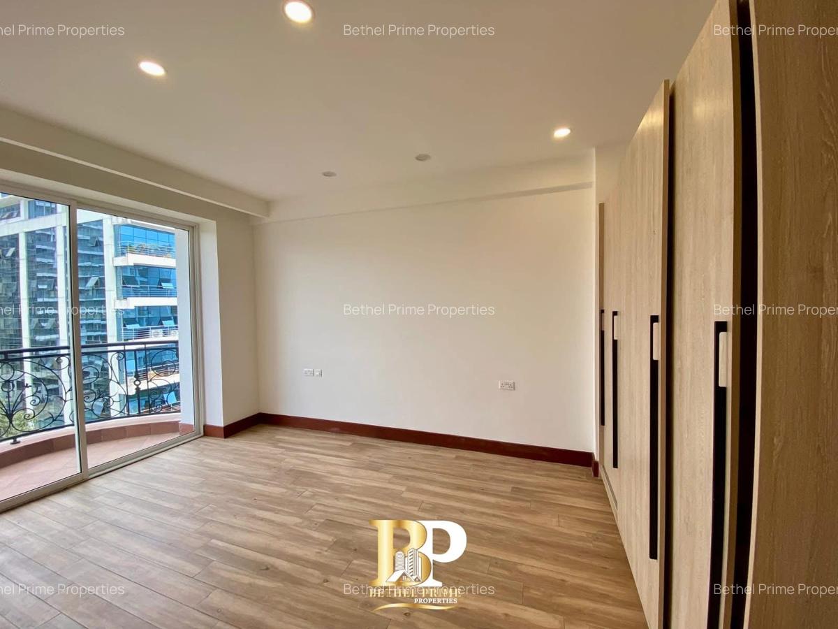 4 Bed Apartment with En Suite in Parklands - 4