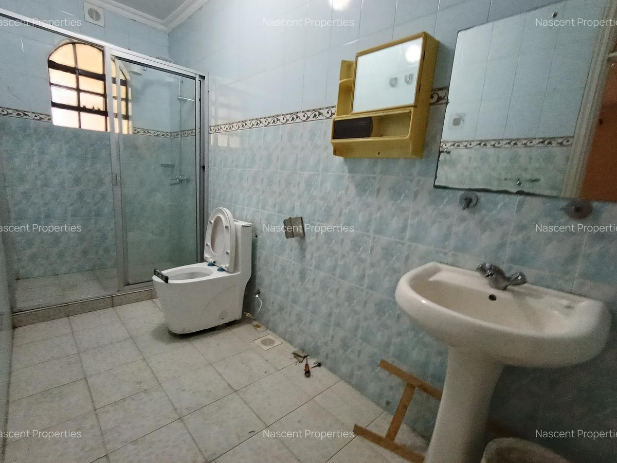 4 Bed House with En Suite in Ridgeways - 20