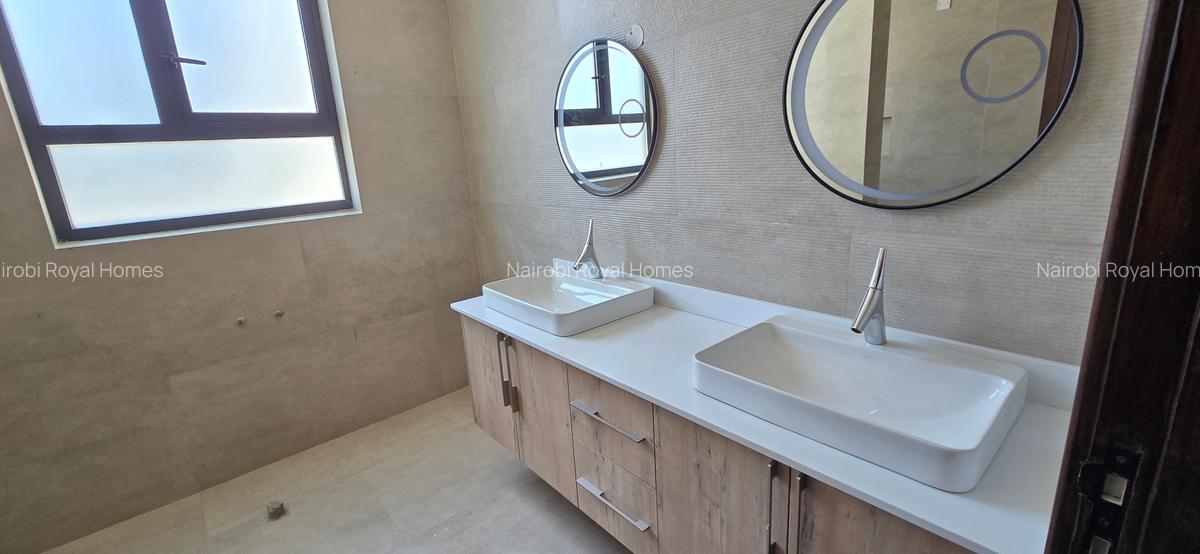 5 Bed Townhouse with En Suite at Lavington - 20