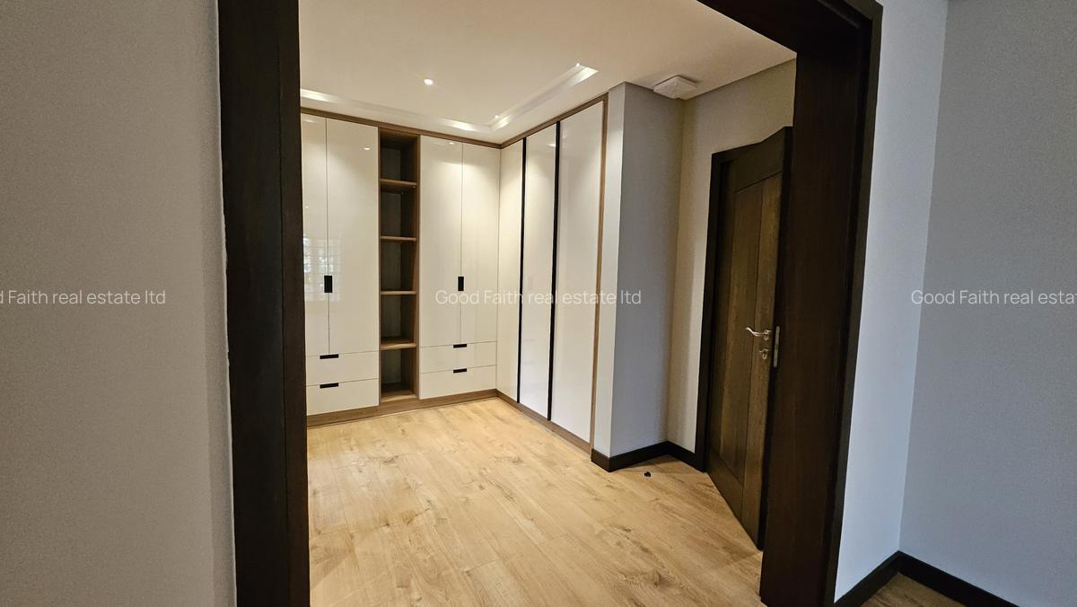 5 Bed House with En Suite in Runda - 11