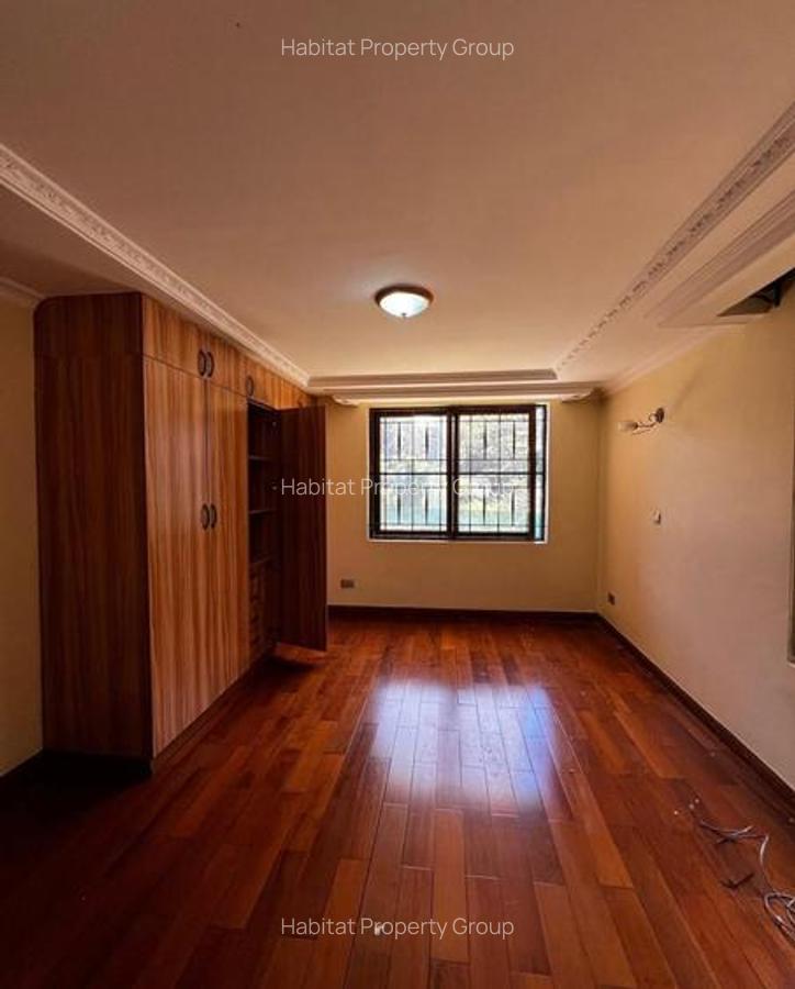 5 Bed House with En Suite in Lavington - 11