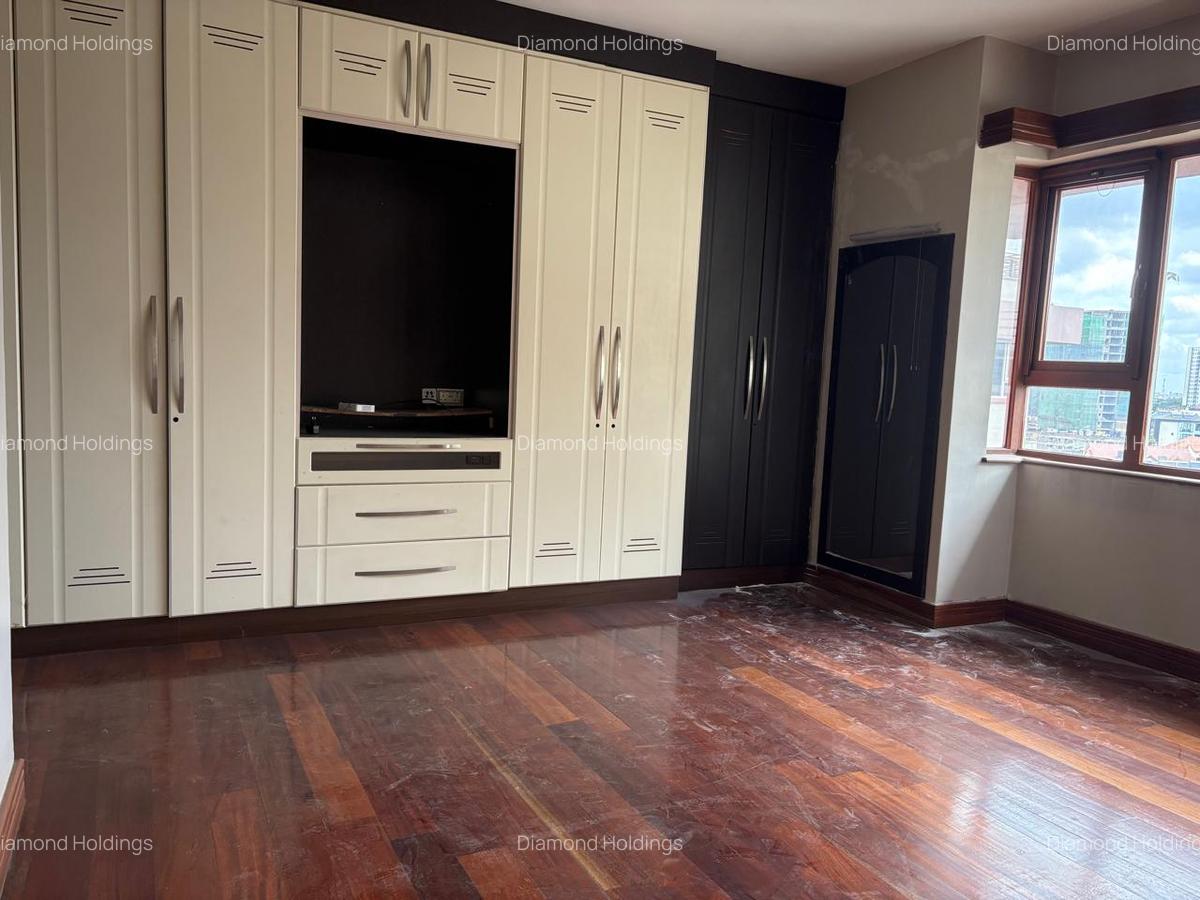 4 Bed Apartment with En Suite at Parklands - 5