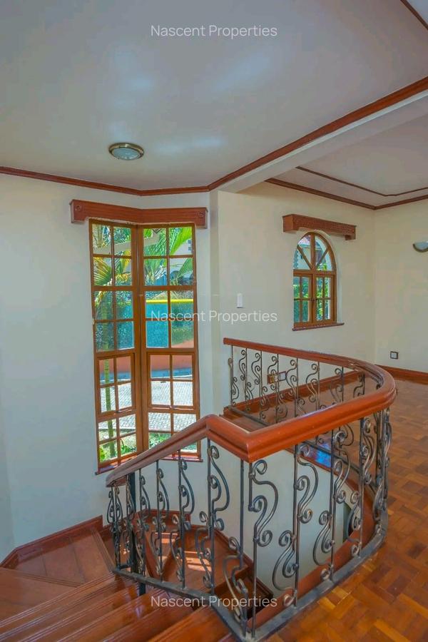 4 Bed House with En Suite in Lavington - 12