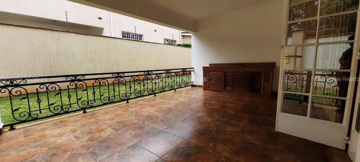 4 Bed Townhouse with En Suite at Lavington - 1