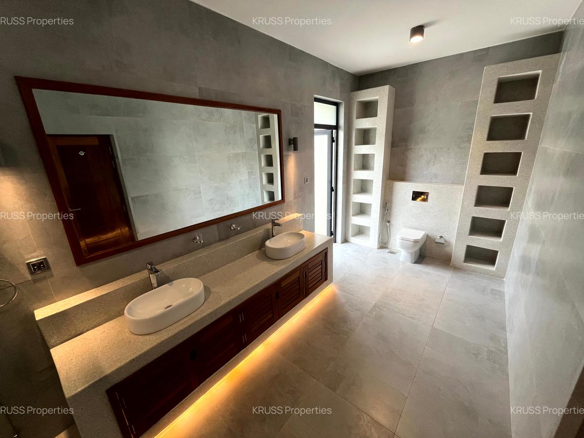 4 Bed House with En Suite at Hs84 - 13