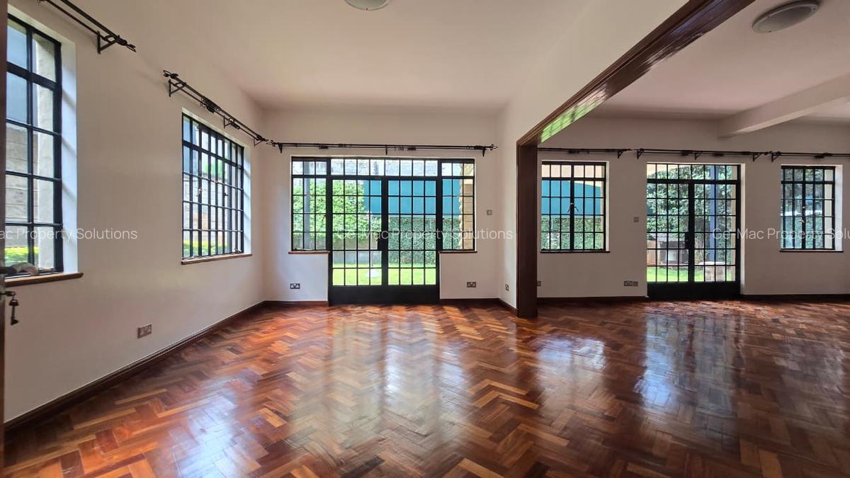 5 Bed House with En Suite in Lavington - 11