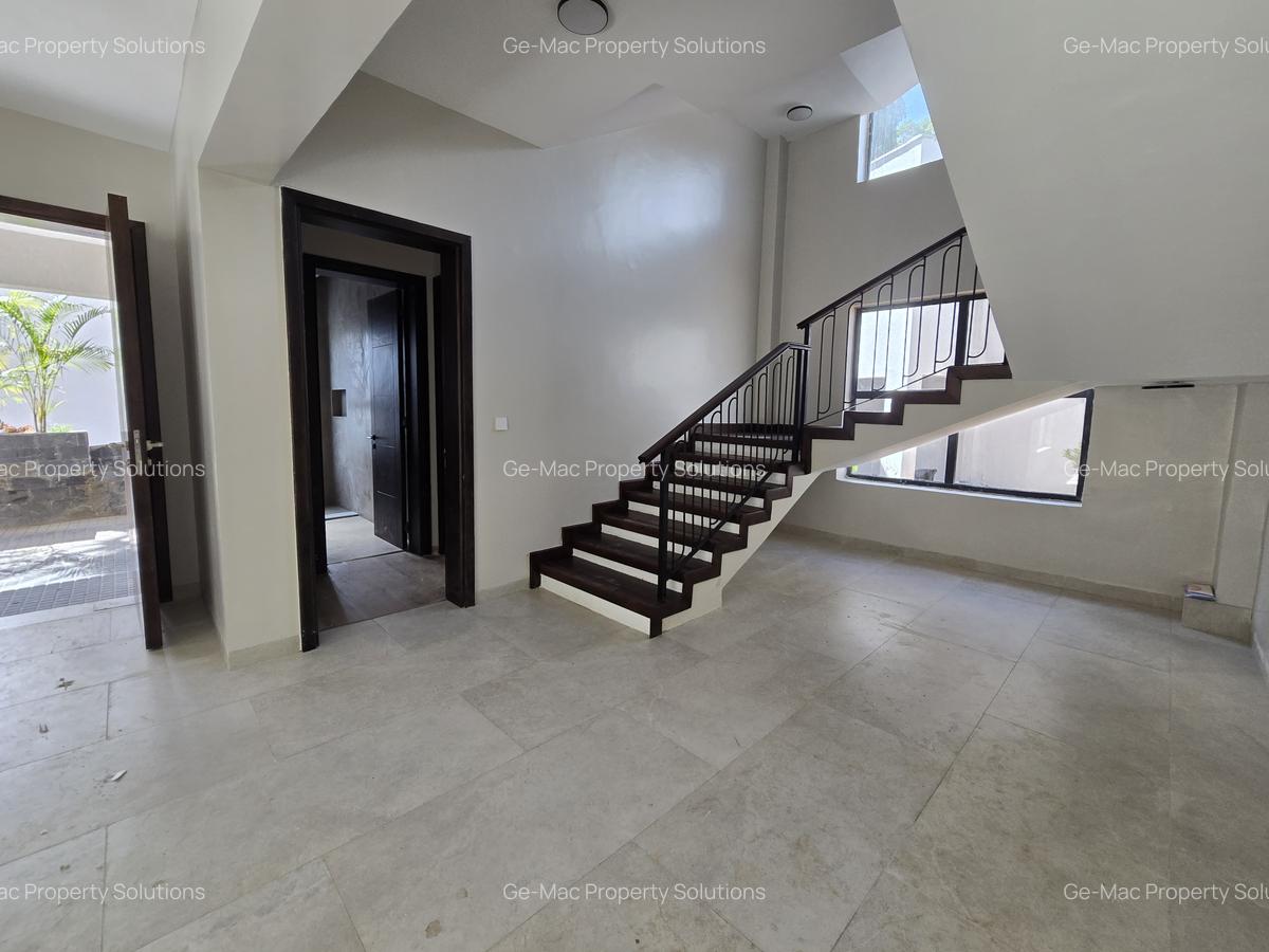 5 Bed House with En Suite in Lavington - 9