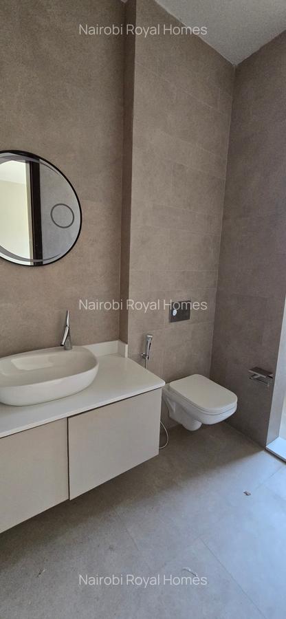 5 Bed Townhouse with En Suite at Lavington Road - 8