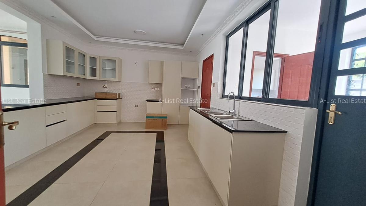5 Bed Townhouse with En Suite at James Gichuru - 6