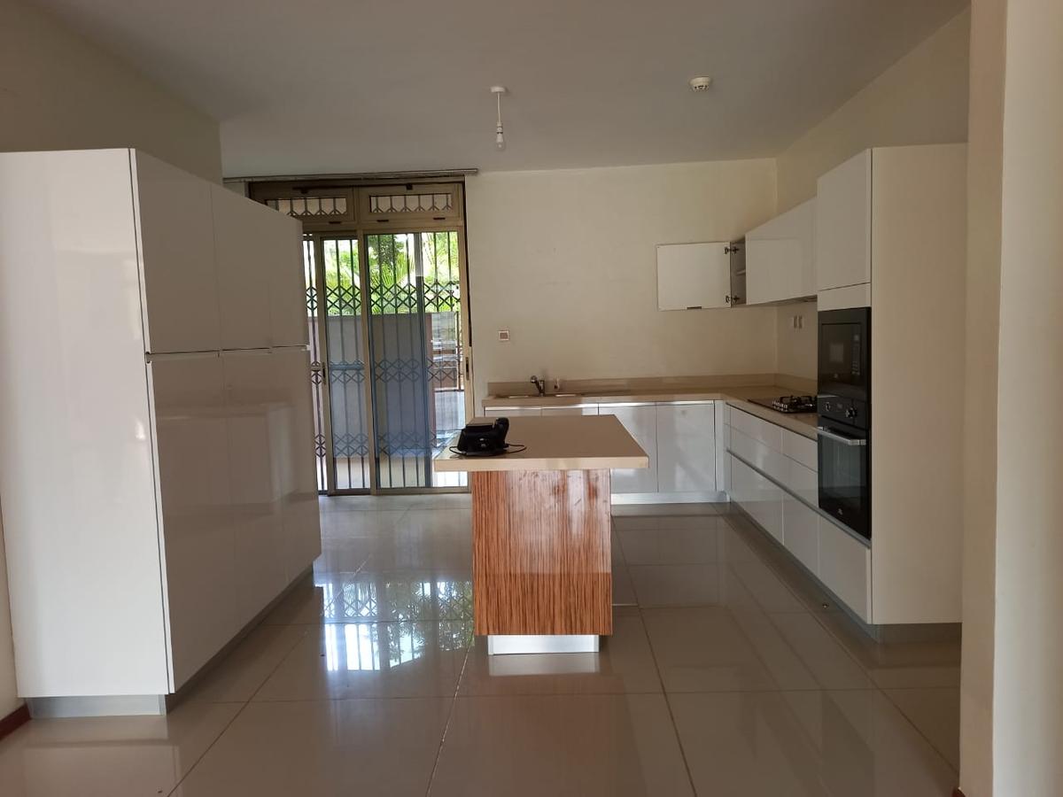 3 Bed Apartment with En Suite in Parklands - 14