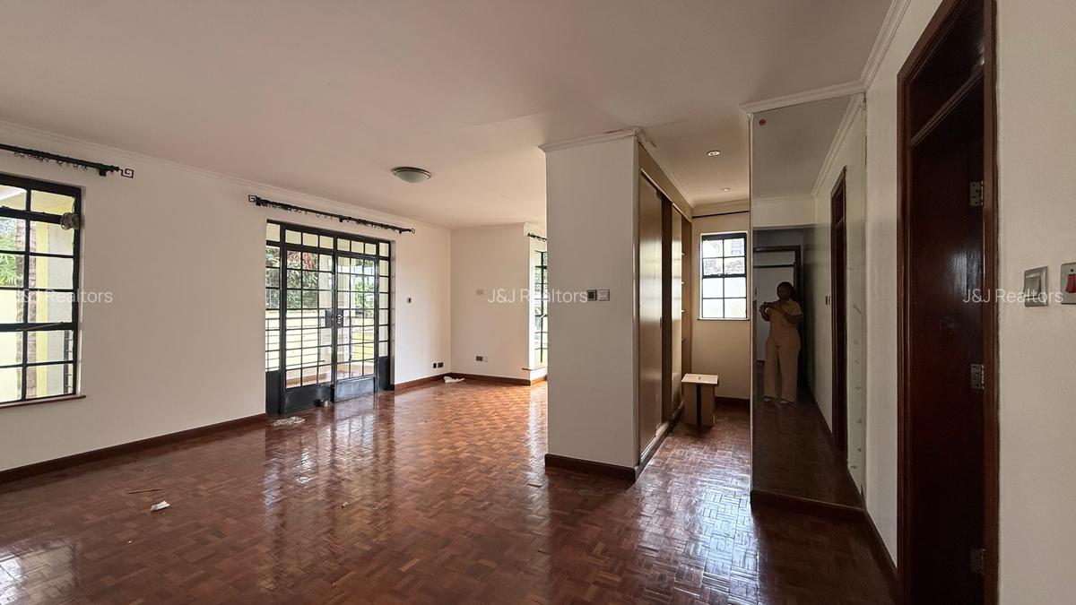 5 Bed Townhouse with En Suite in Lavington - 16