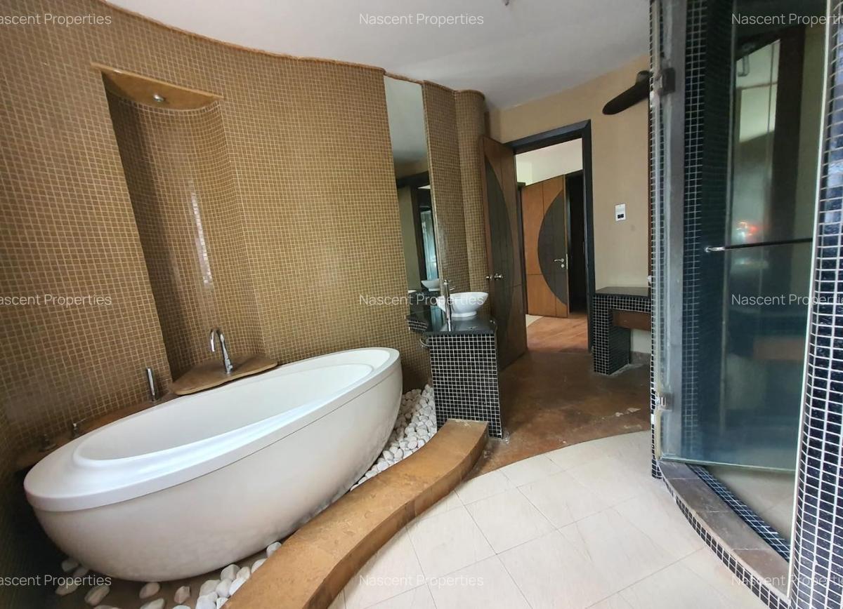 5 Bed Villa with En Suite at Lake View - 17