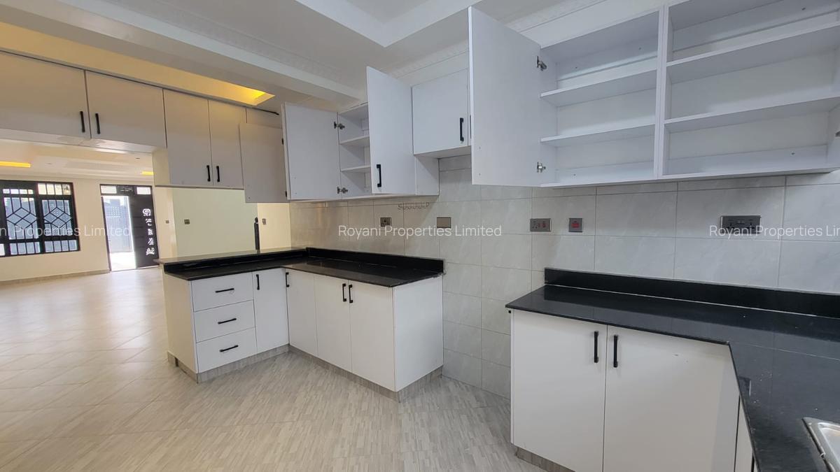 6 Bed House with En Suite in Membley - 4