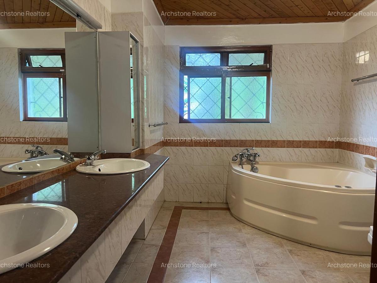 4 Bed Townhouse with En Suite in Brookside - 7