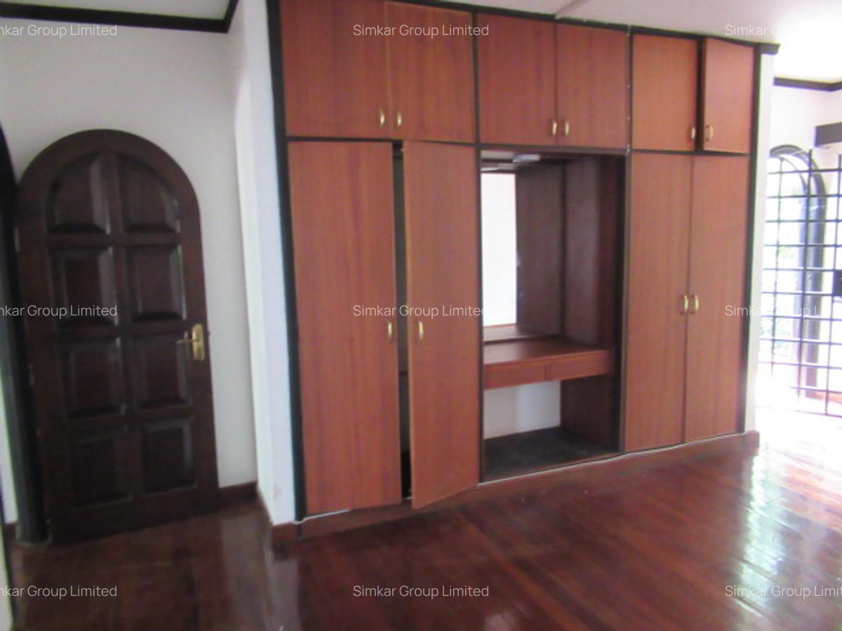 4 Bed Townhouse with En Suite at Riverside - 15