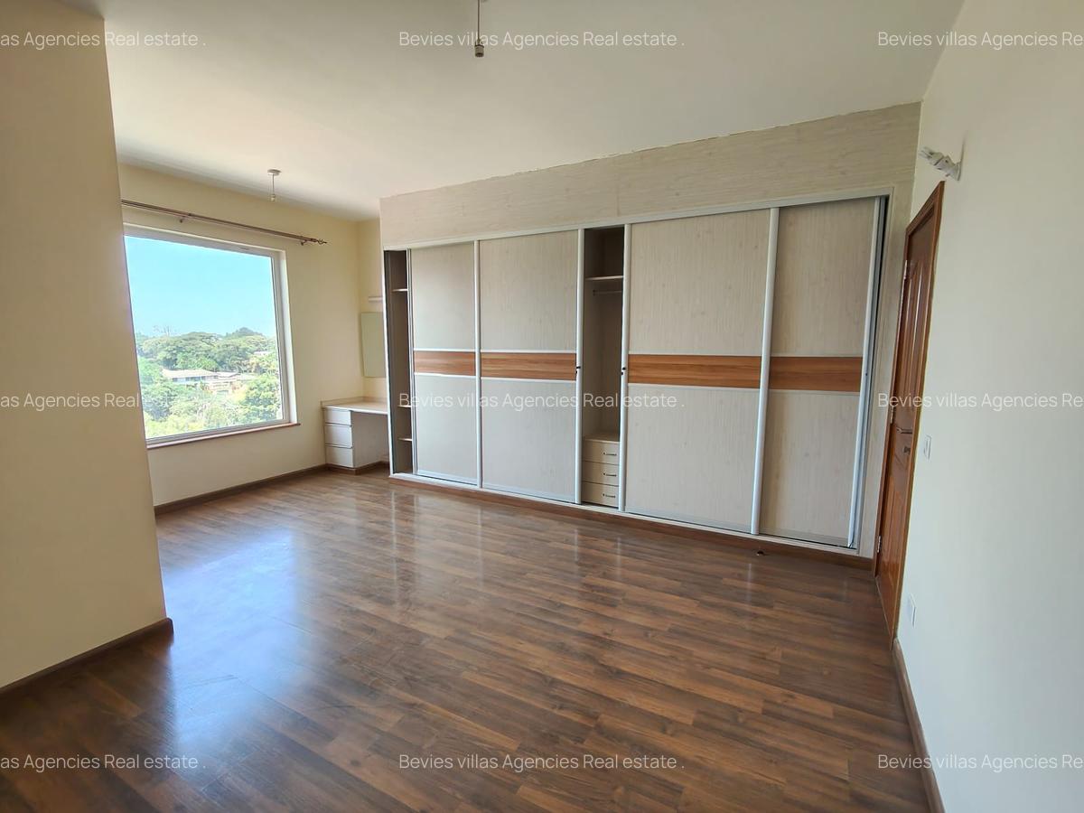 4 Bed Apartment with En Suite at Parklands - 11