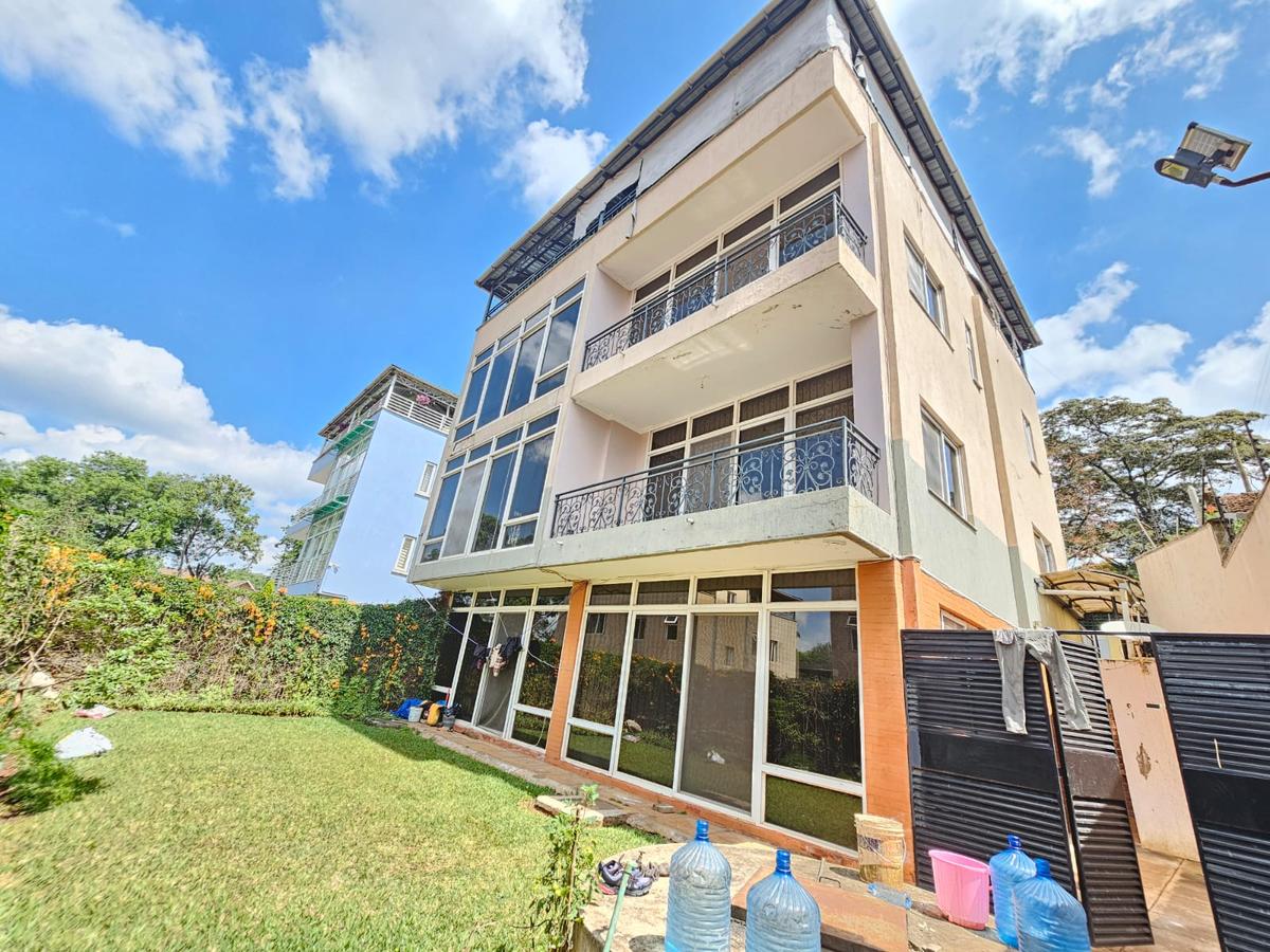 5 Bed House with En Suite in Lavington - 1