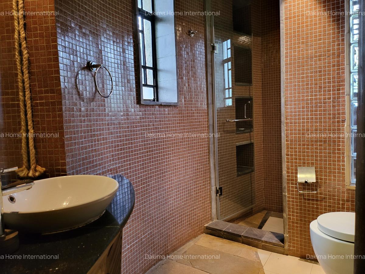 4 Bed Townhouse with En Suite in Lake View - 17