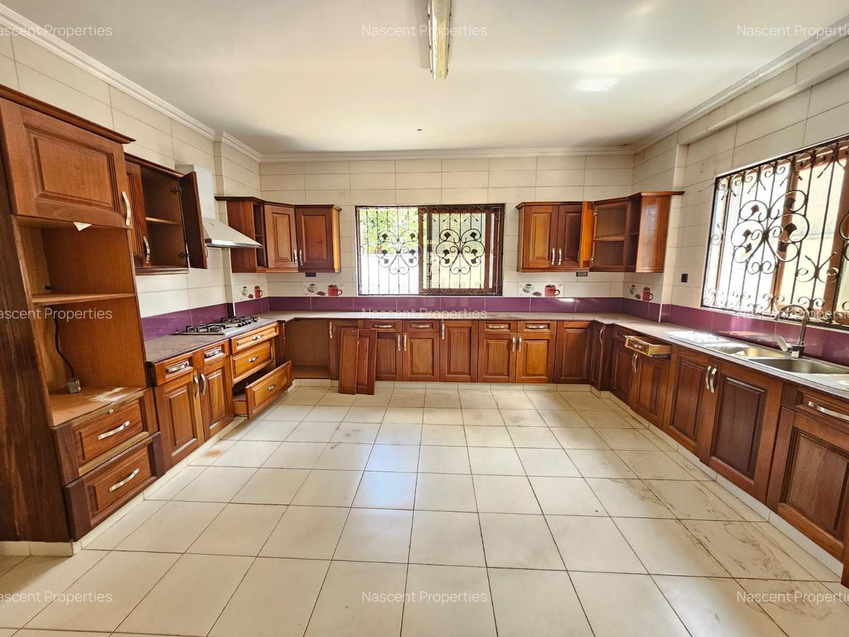 5 Bed Townhouse with En Suite in Lavington - 5