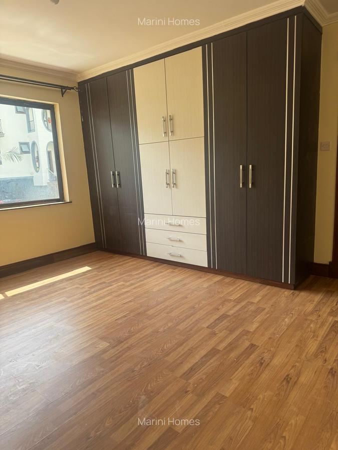 5 Bed Townhouse with En Suite in Brookside - 9