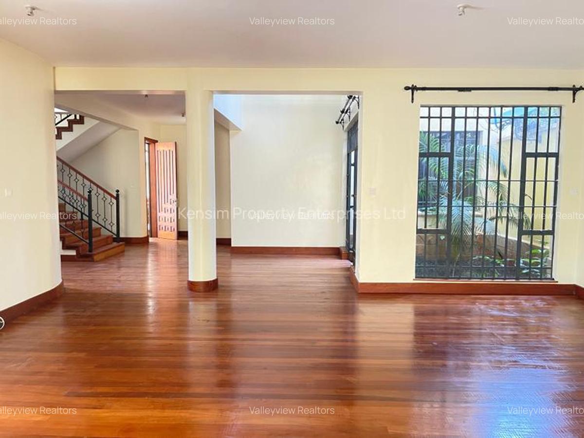 5 Bed Townhouse with En Suite at Lavington - 10