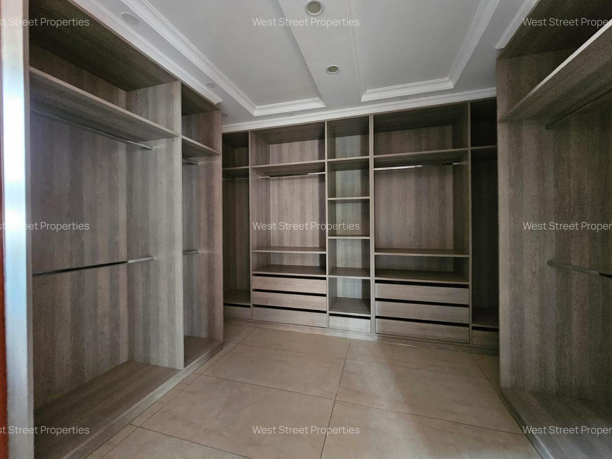 6 Bed Villa with En Suite at Lavington - 19