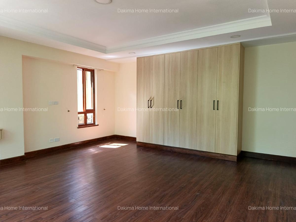 5 Bed Townhouse with En Suite in Spring Valley - 15