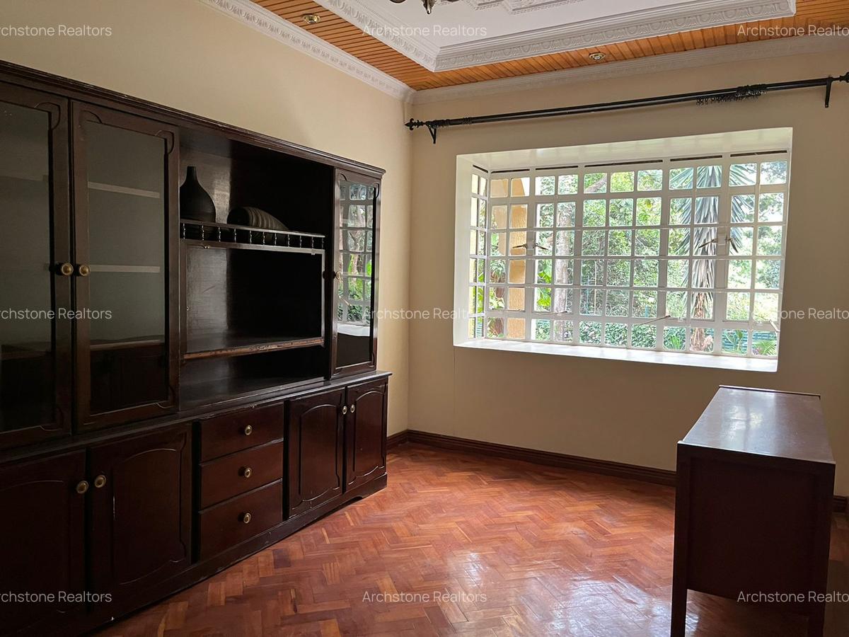 5 Bed House with En Suite in Lavington - 11