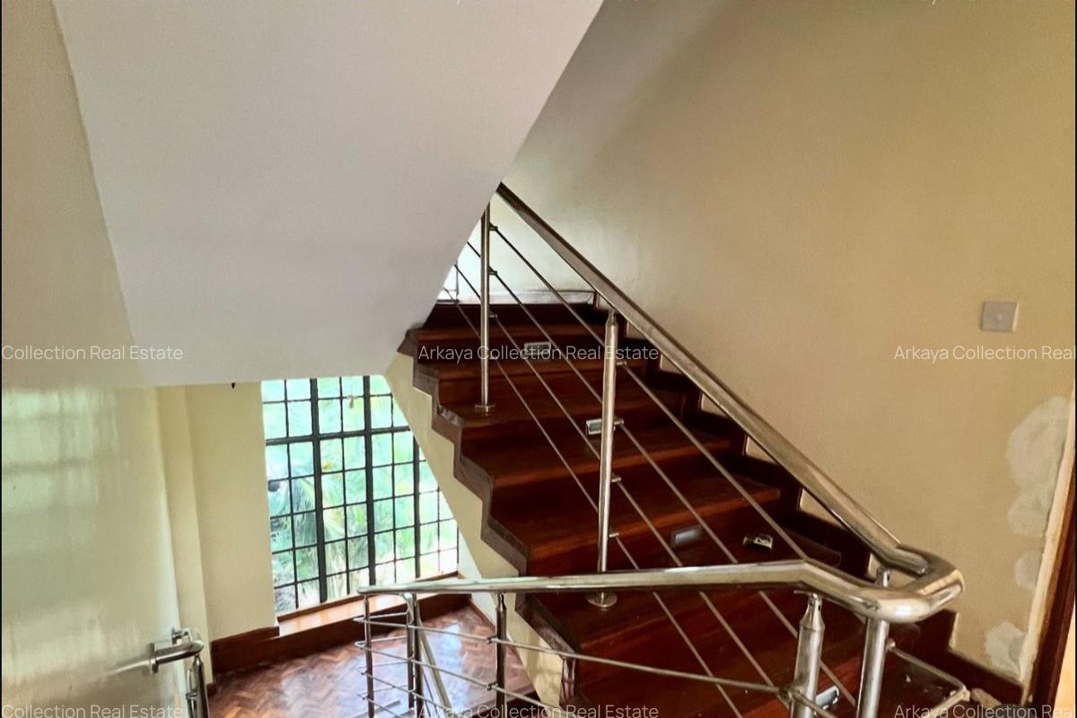 5 Bed House with En Suite in Lavington - 4