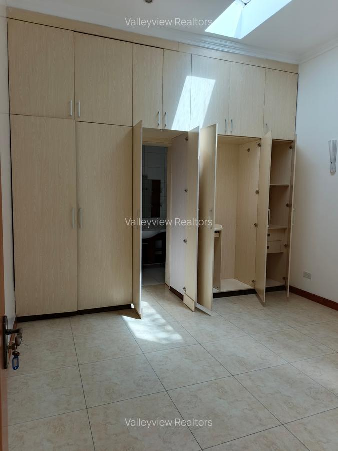 4 Bed Townhouse with En Suite at Riverside - 19