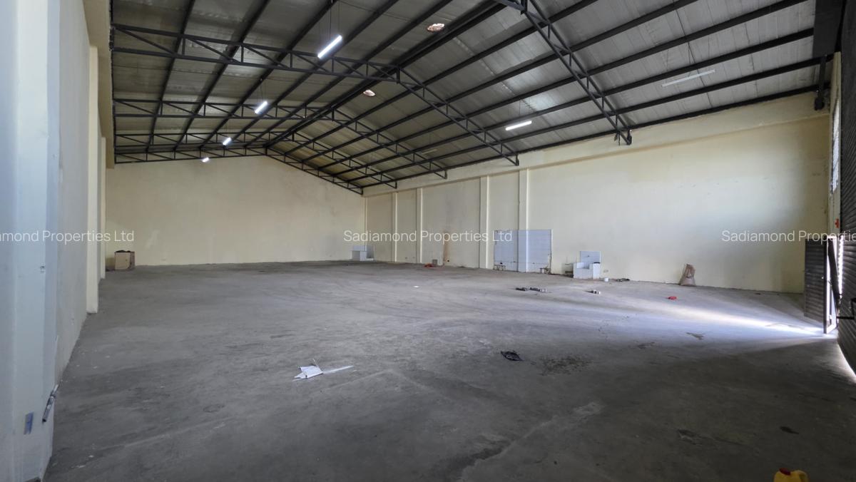 5,000 ft² Warehouse with Parking in Industrial Area - 2