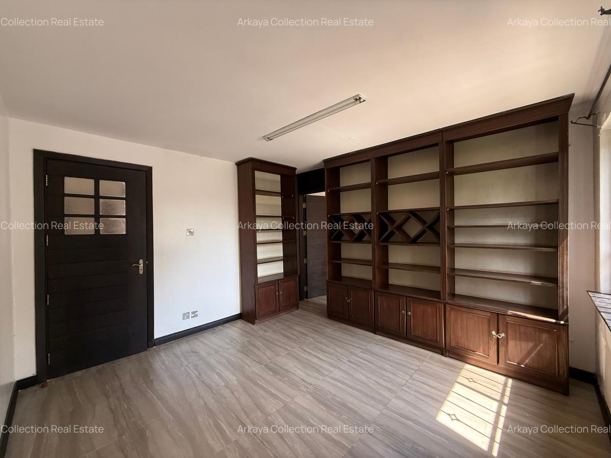 5 Bed House with En Suite in Runda - 16