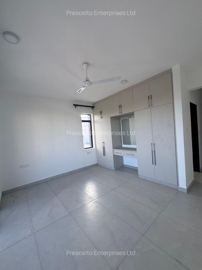 3 Bed Apartment with En Suite at Off Links Road - 12