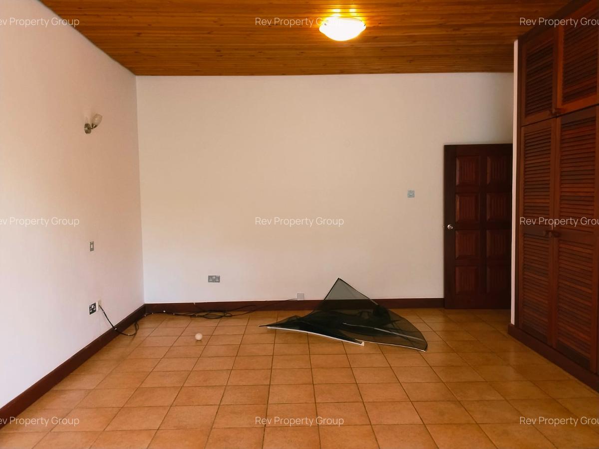 5 Bed Villa with En Suite in Rosslyn - 10