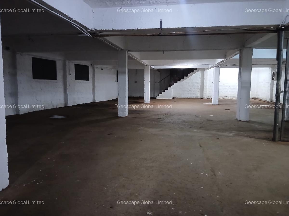 4,998 ft² Warehouse with Parking in Industrial Area - 1