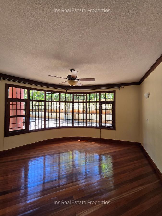 4 Bed House with En Suite in Hill View - 16