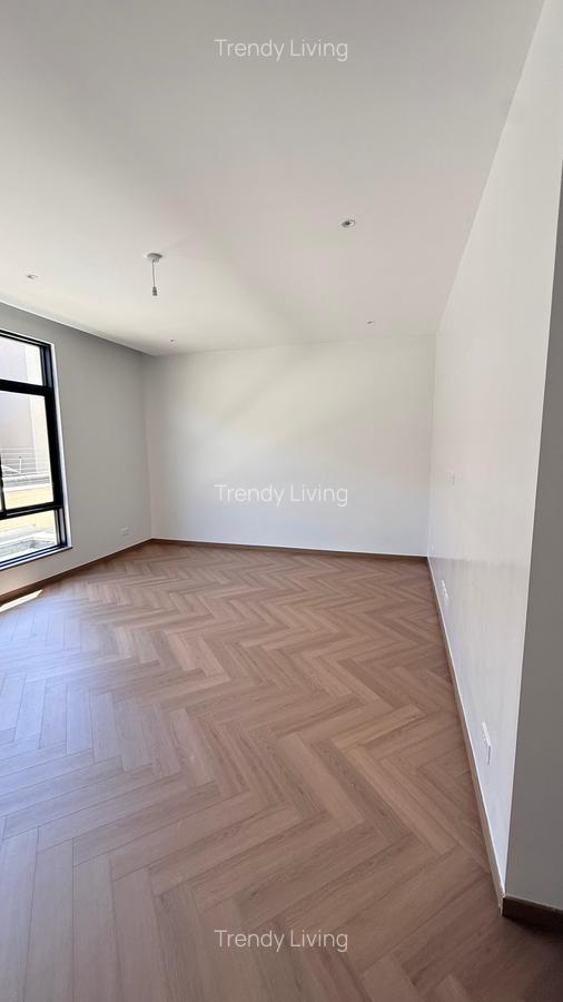 6 Bed Townhouse with En Suite in Lavington - 2