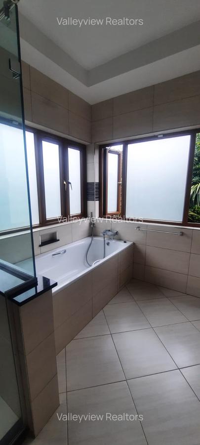 5 Bed Townhouse with En Suite at Lavington - 19