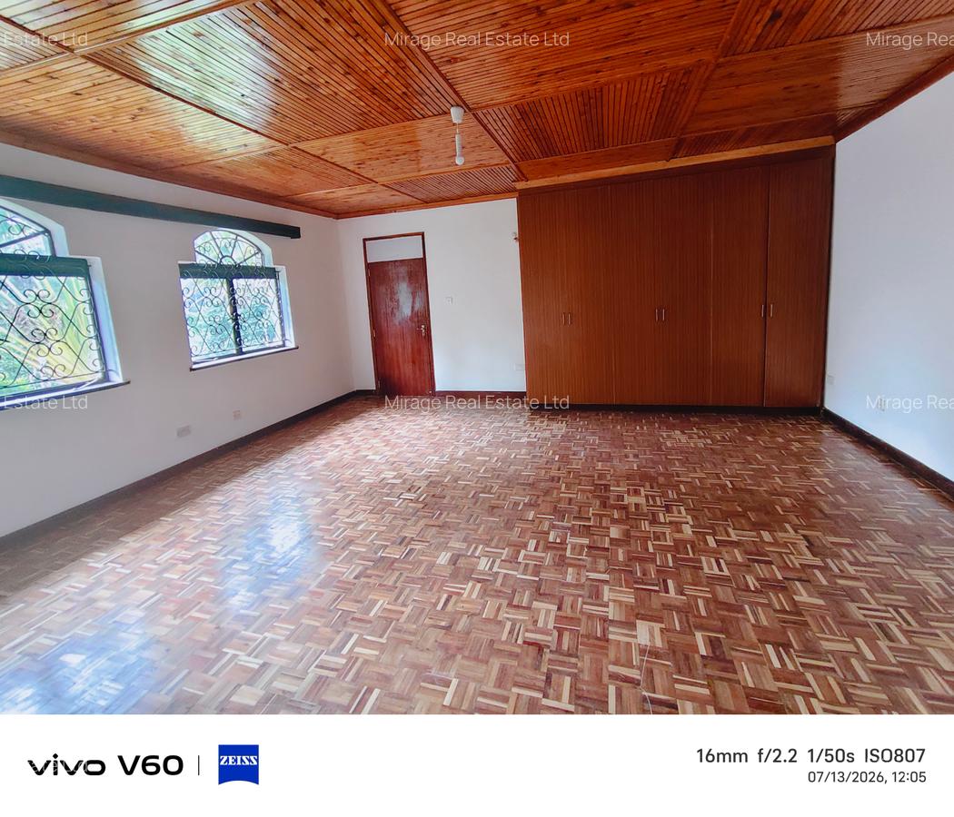 6 Bed House with En Suite in Nyari - 10
