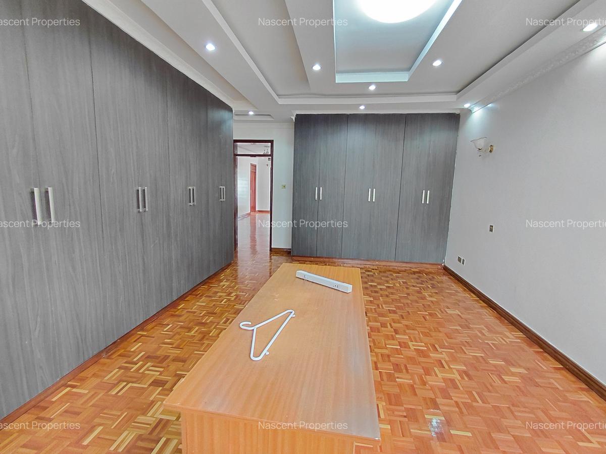 5 Bed House with En Suite in Runda - 12