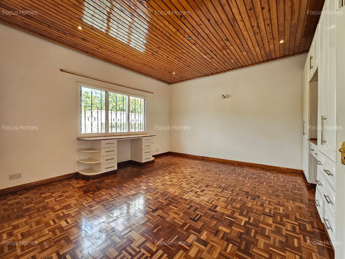 5 Bed Townhouse with Swimming Pool in Spring Valley - 15