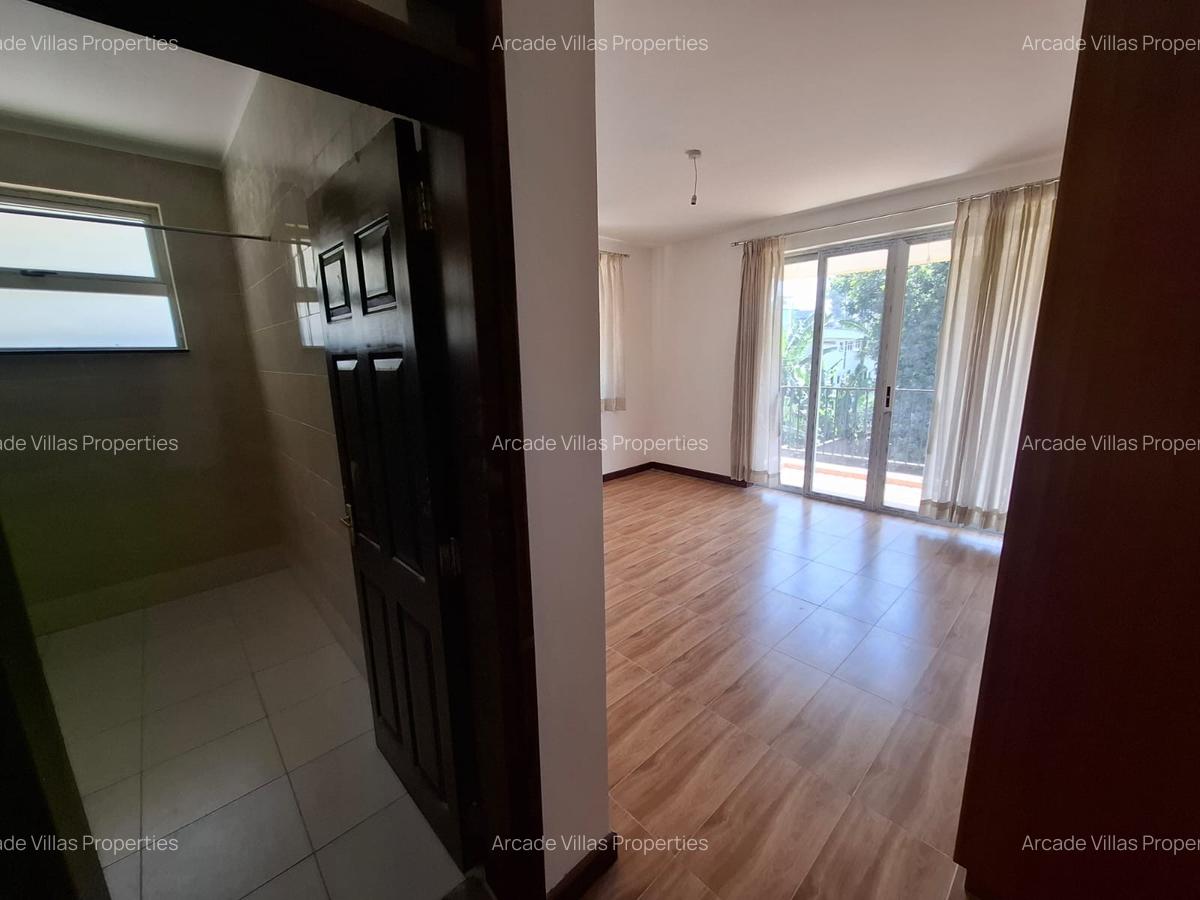 5 Bed House with En Suite in Lavington - 8