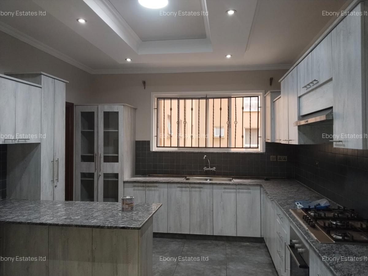3 Bed Apartment with En Suite in Riverside - 8
