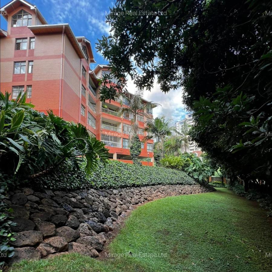 3 Bed Apartment with Swimming Pool in Riverside - 14