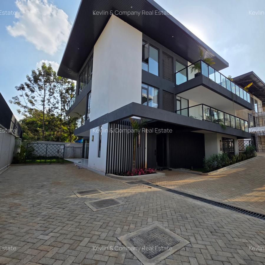 5 Bed Villa with En Suite in Lavington - 1
