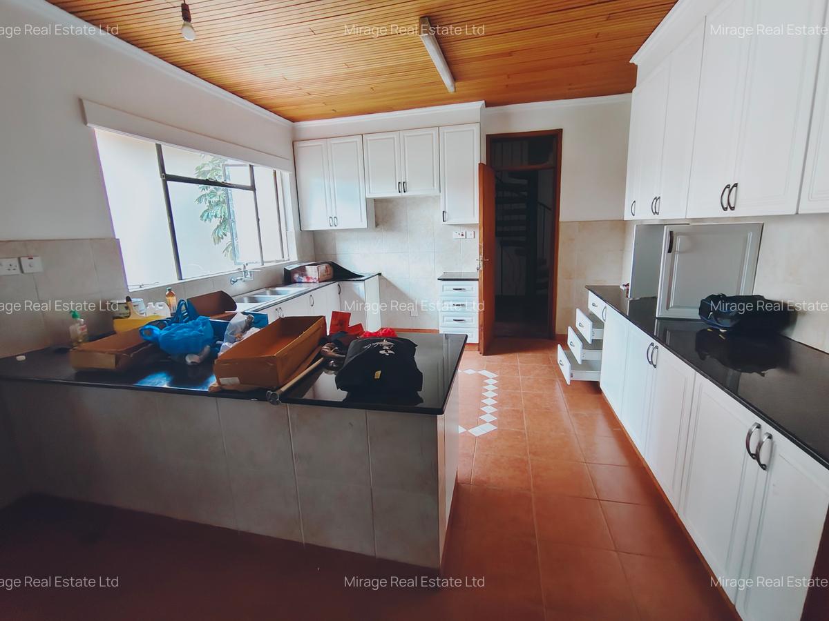 4 Bed Apartment with Swimming Pool in Kilimani - 15