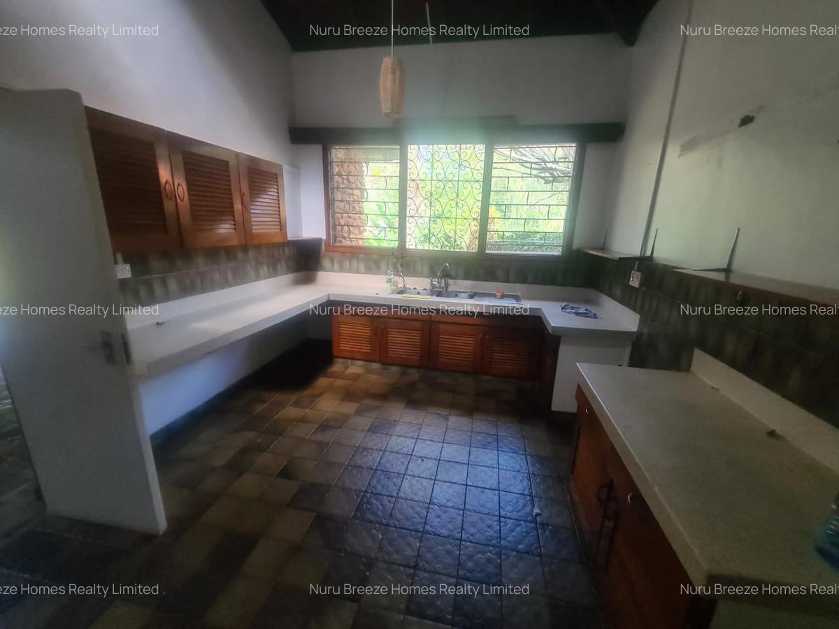 4 Bed House with En Suite in Lake View - 3