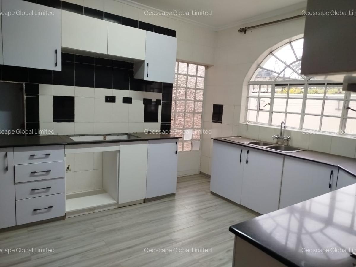 5 Bed House with En Suite in Lavington - 11